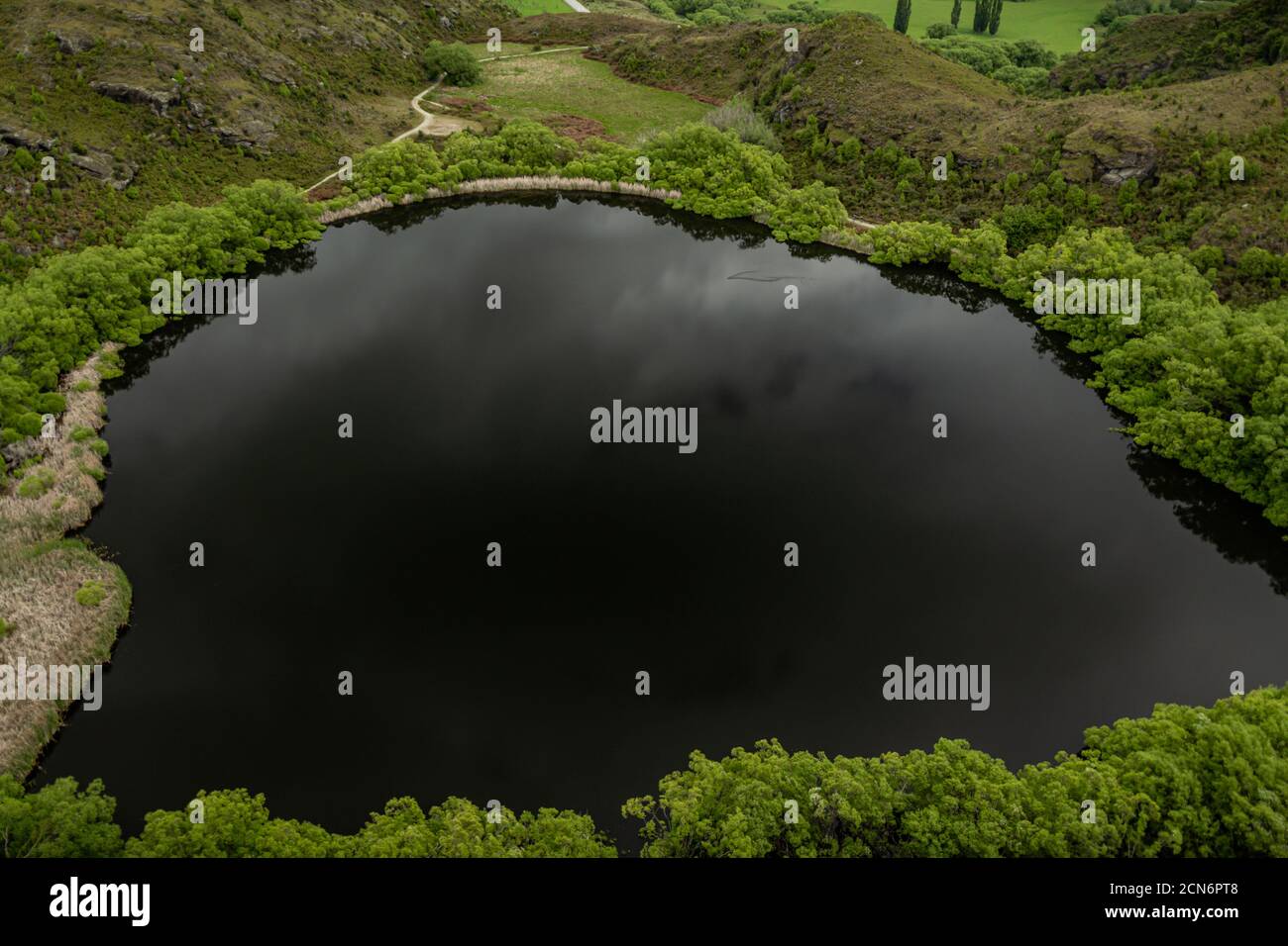 Die dunkle Oberfläche des Diamond Lake in Neuseeland Stockfoto