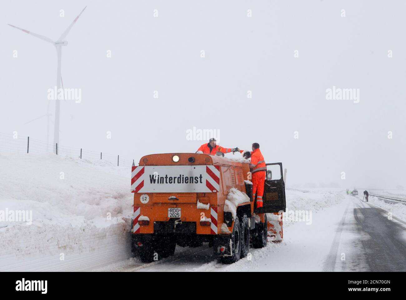 Auf einem durch Schneeverwehungen gesperrten Abschnitt der Autobahn A20 zwischen Guetzkow und Greifswald reinigen die Arbeiter am 11. Januar 2010 einen Schneepflug. Schnee und eisige Witterung störten am Sonntag die Fahrt durch Europa, so dass Hunderte von Autofahrern im nordöstlichen Bundesland Mecklenburg-Vorpommern ihre Autos aufgeben mussten. Wo ein Fuß von Neuschnee fiel und andere in ihren Autos für Stunden auf der Autobahn A20 einfangen, weil normale Schneepflüge sie nicht erreichen konnten, sagten die Behörden. REUTERS/Thomas Peter (DEUTSCHLAND - Tags: UMWELTVERKEHR) Stockfoto