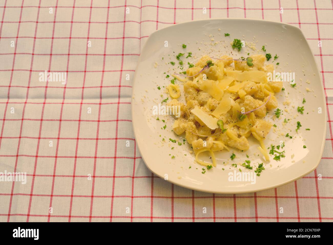 Gnocchi gemischt mit Käse und Creme gegen Tisch Serviette Stockfoto