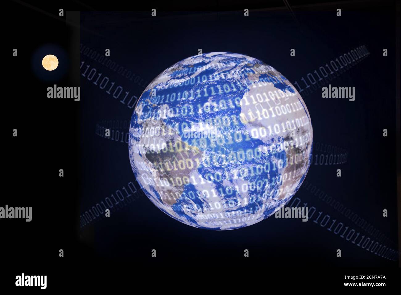 Fotomontage, Erde im Weltraum mit den Zahlen Null und Eins, symbolisches Foto, bis ins Digita-Zeitalter Stockfoto