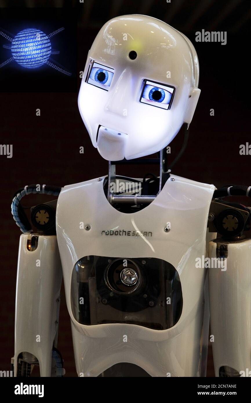 Photomontage, der humanoide Roboter RoboThespian mit einer digitalen Erde aus den Zahlen Null und Eins Stockfoto