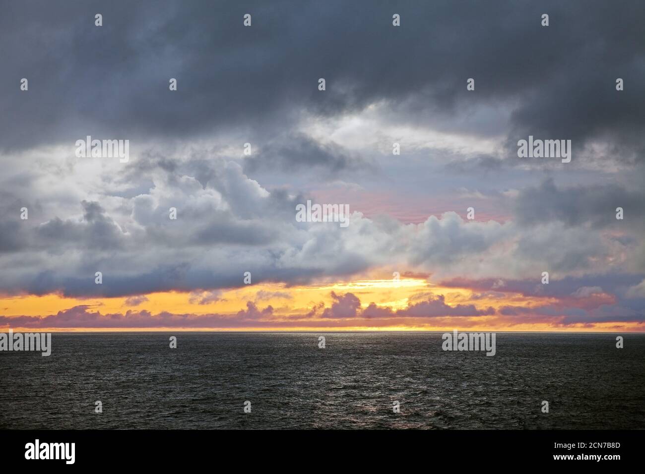 Sonnenuntergang über dem Nordatlantik, Europa Stockfoto