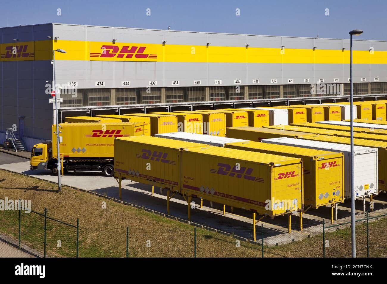 Vertriebszentrum der Deutschen Post DHL, Rheinsberg, Nordrhein-Westfalen, Deutschland, Europa Stockfoto