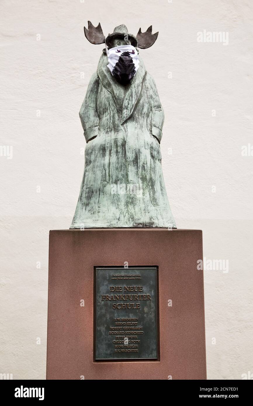 Elchskulptur von Hans Traxler mit Koronamaske vor dem Caricatura Museum, Frankfurt Stockfoto