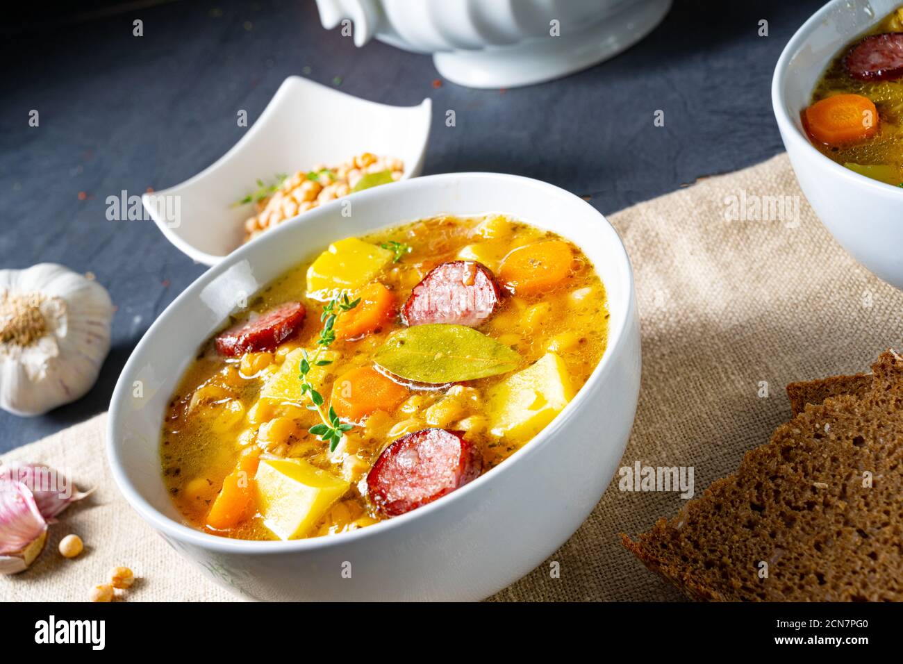 Herzhafte Erbsensuppe nach Omas rezept Stockfotografie - Alamy