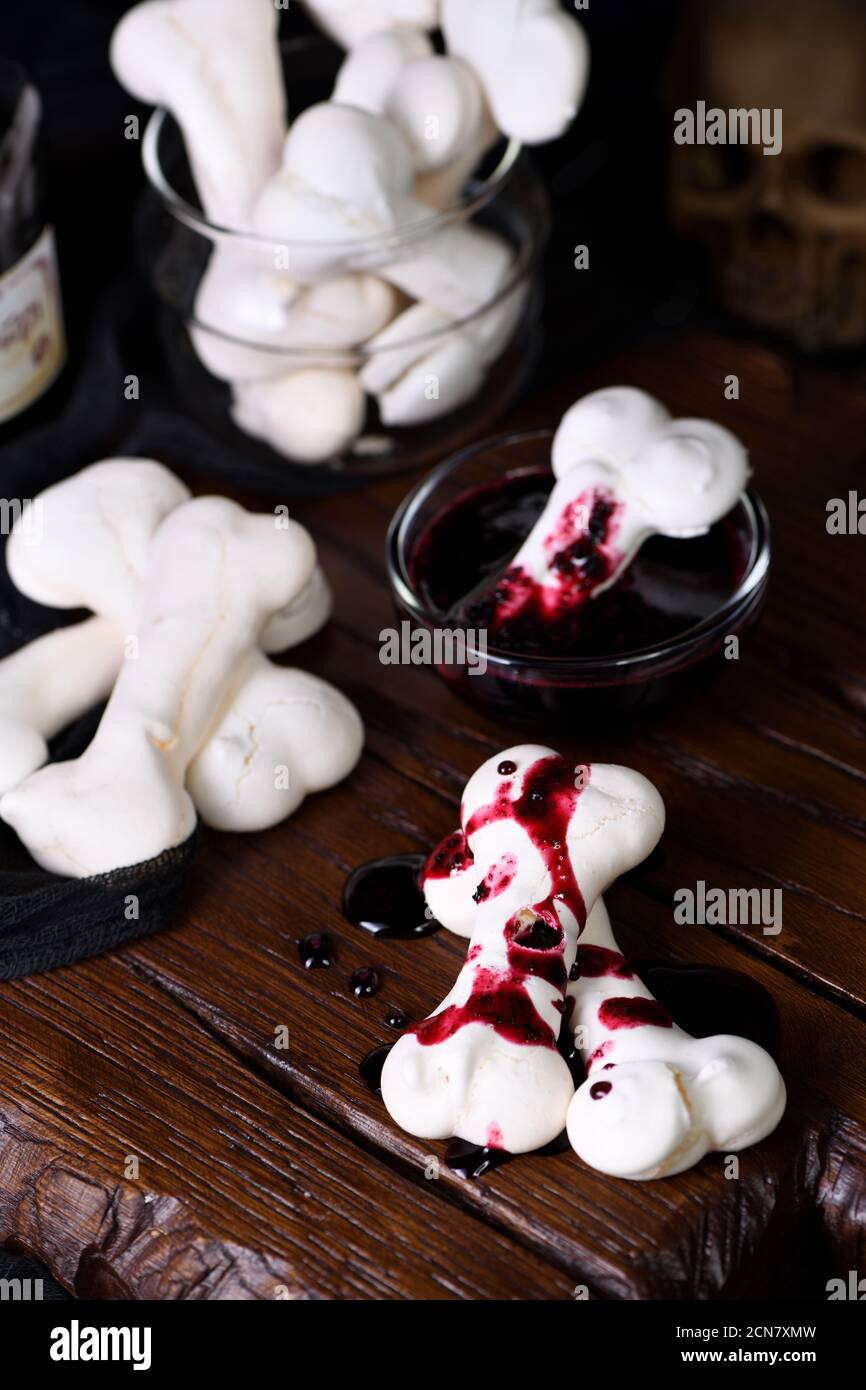 Creepy Meringue Knochen, süße Leckereien für Halloween Stockfoto