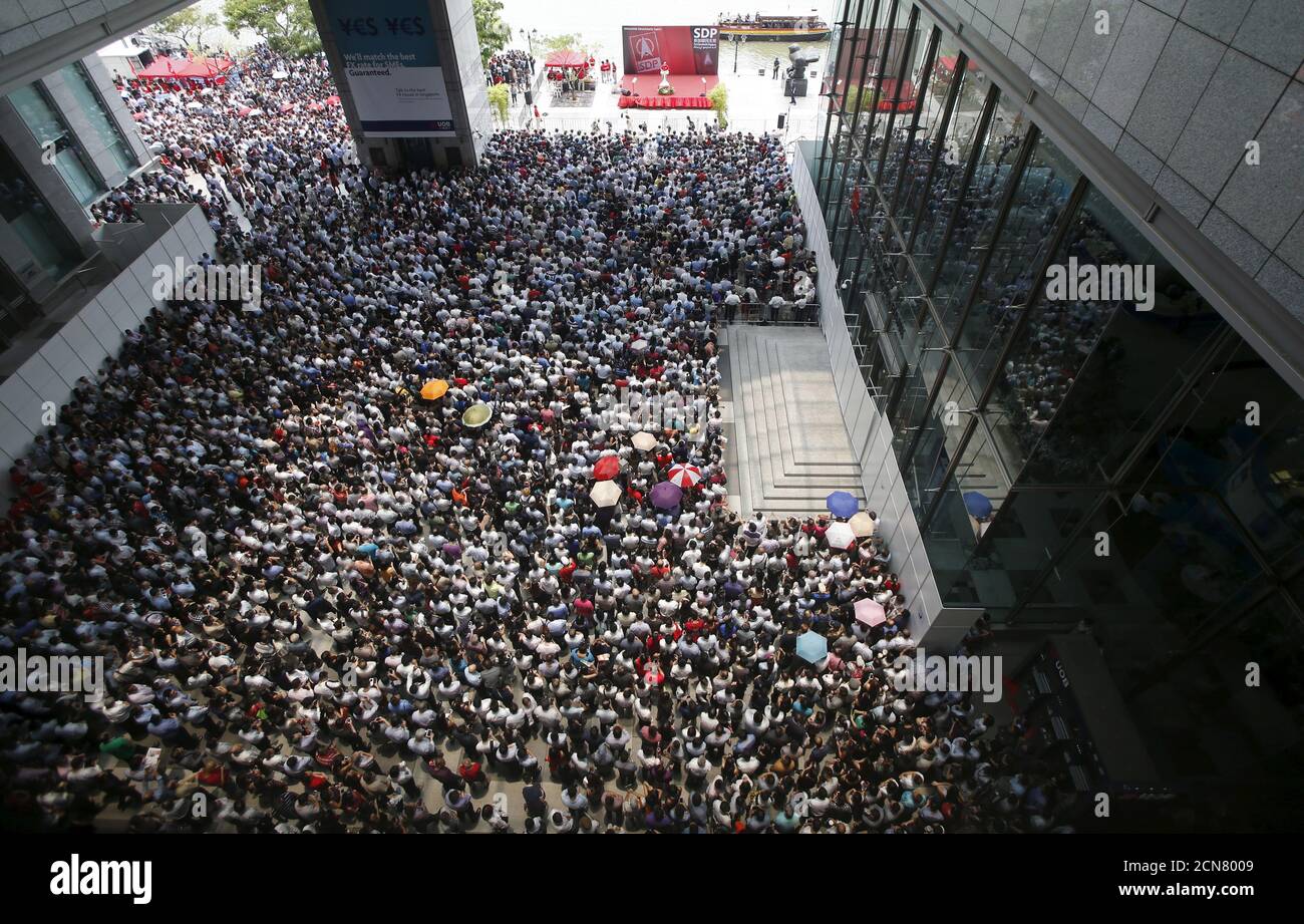 Die Menschen nehmen an einer Wahlkundgebung der oppositionellen Demokratischen Partei Singapurs (SDP) in der Mitte des Geschäftsviertels von Singapur am 7. September 2015 Teil. Die Singapurer werden am 11. September zur Wahl gehen. REUTERS/Edgar Su Stockfoto