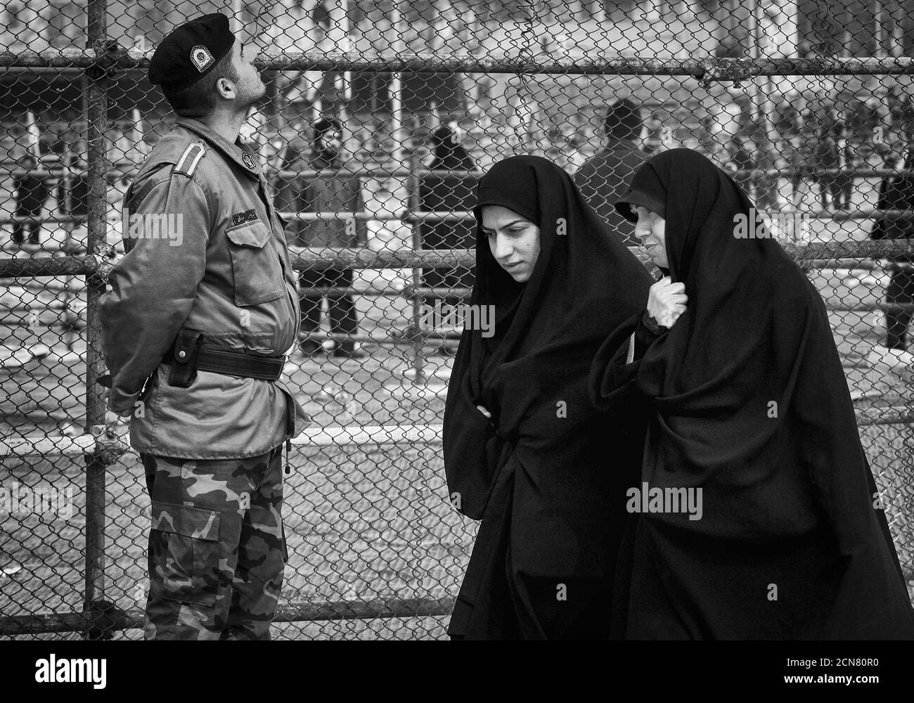 Teheran, Iran - Februar 11,2008 : die moralische Polizei schränkt die Freiheit der Menschen ein.im Iran müssen Frauen Burkas auf der Straße tragen. Stockfoto