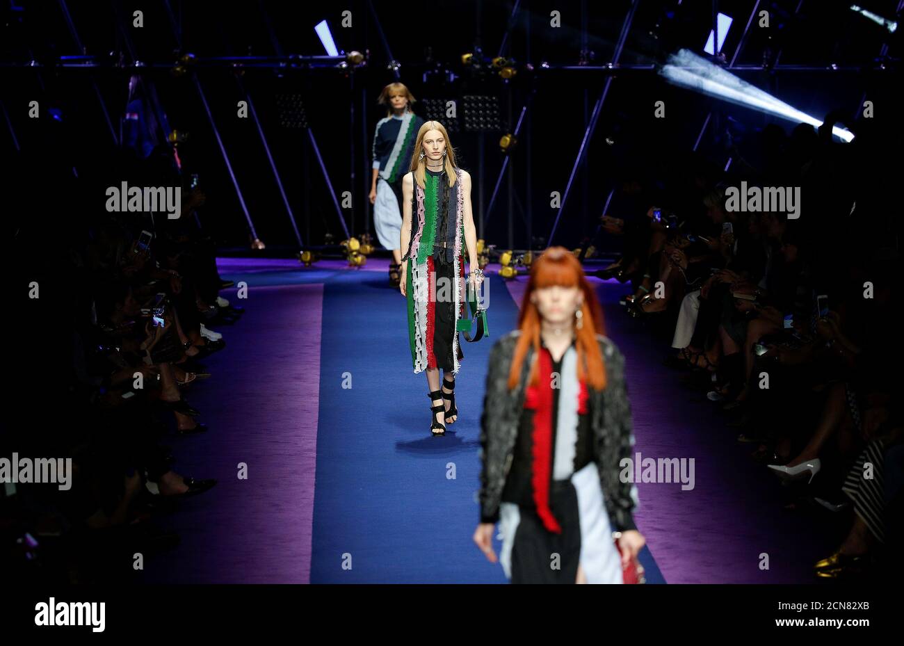 Models präsentieren Kreationen auf der Versace Fashion Show während der Milan Fashion Week Frühjahr/Sommer 2017 in Mailand, Italien, 23. September 2016. REUTERS/Max Rossi Stockfoto