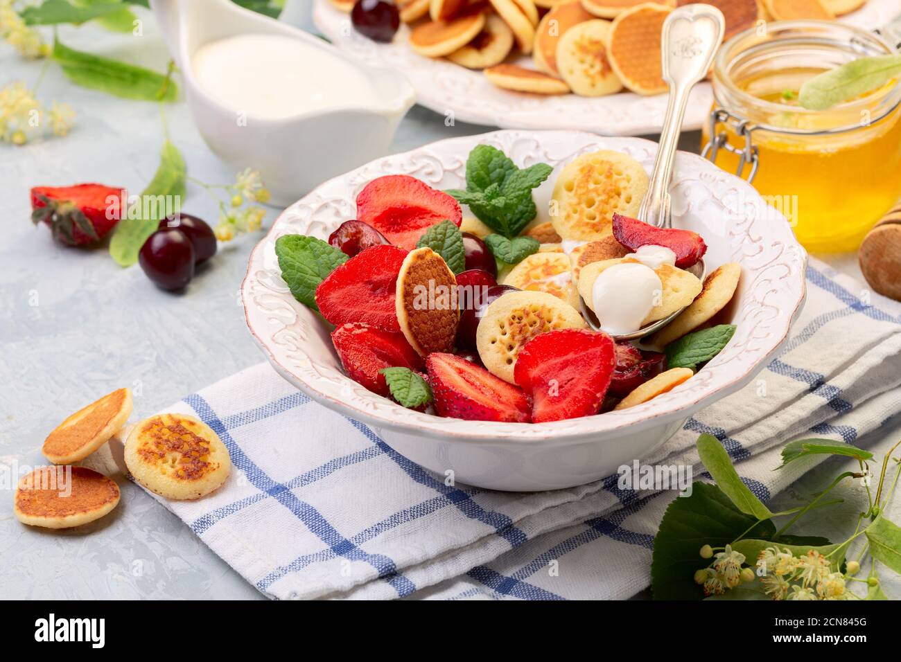 Pfannkuchen Porridge aus winzigen Pfannkuchen. Stockfoto