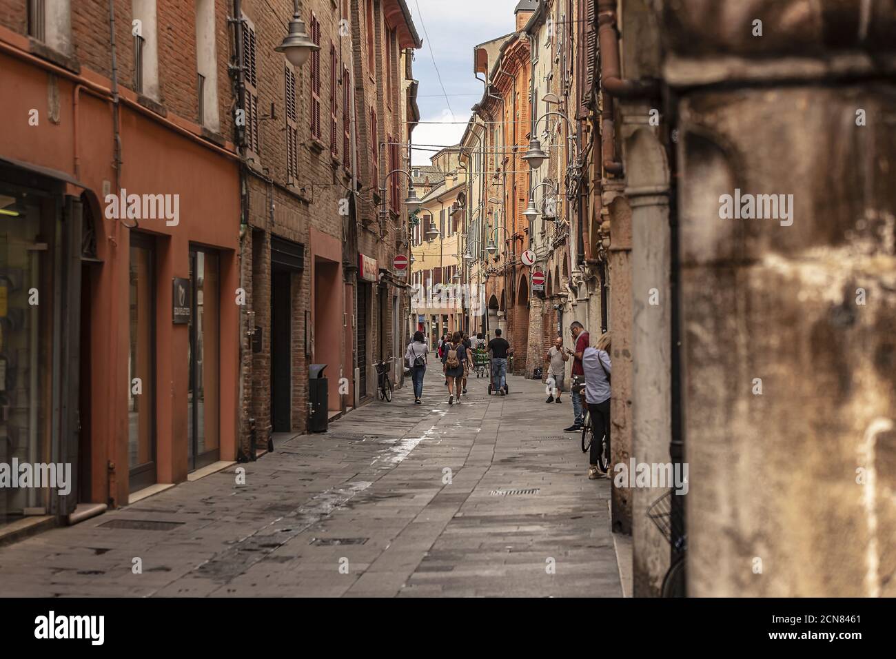 Gasse von Ferrara in Italien voller Menschen zu Fuß Stockfoto
