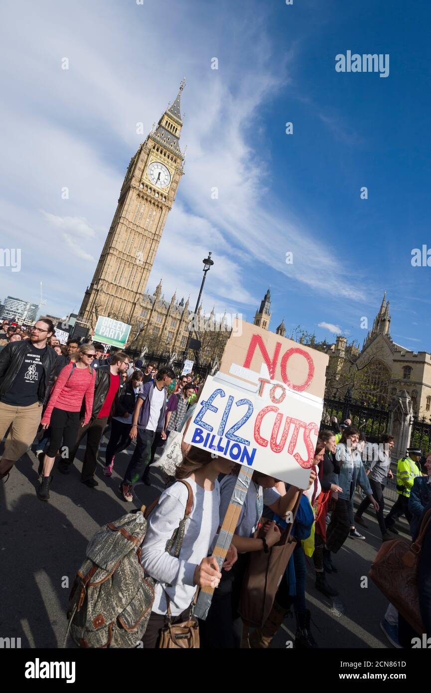 Eine Anti-Austeritäts-Demonstranten, die gegen die neue konservative Regierung und ihre Austeritätspolitik protestieren, Parliament Square, Westminster, London, Großbritannien. Mai 2015 Stockfoto