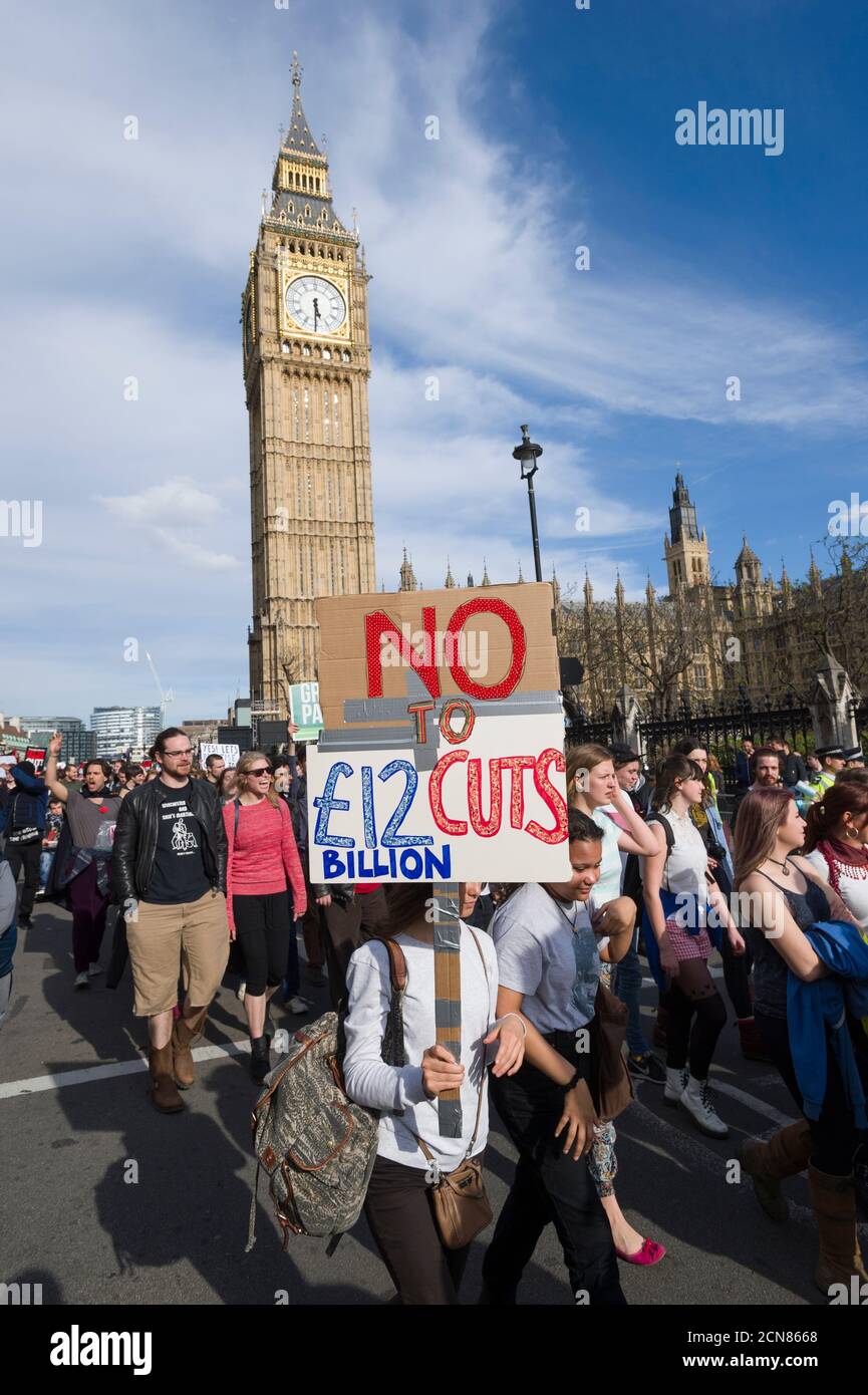 Eine Anti-Austeritäts-Demonstranten, die gegen die neue konservative Regierung und ihre Austeritätspolitik protestieren, Parliament Square, Westminster, London, Großbritannien. Mai 2015 Stockfoto