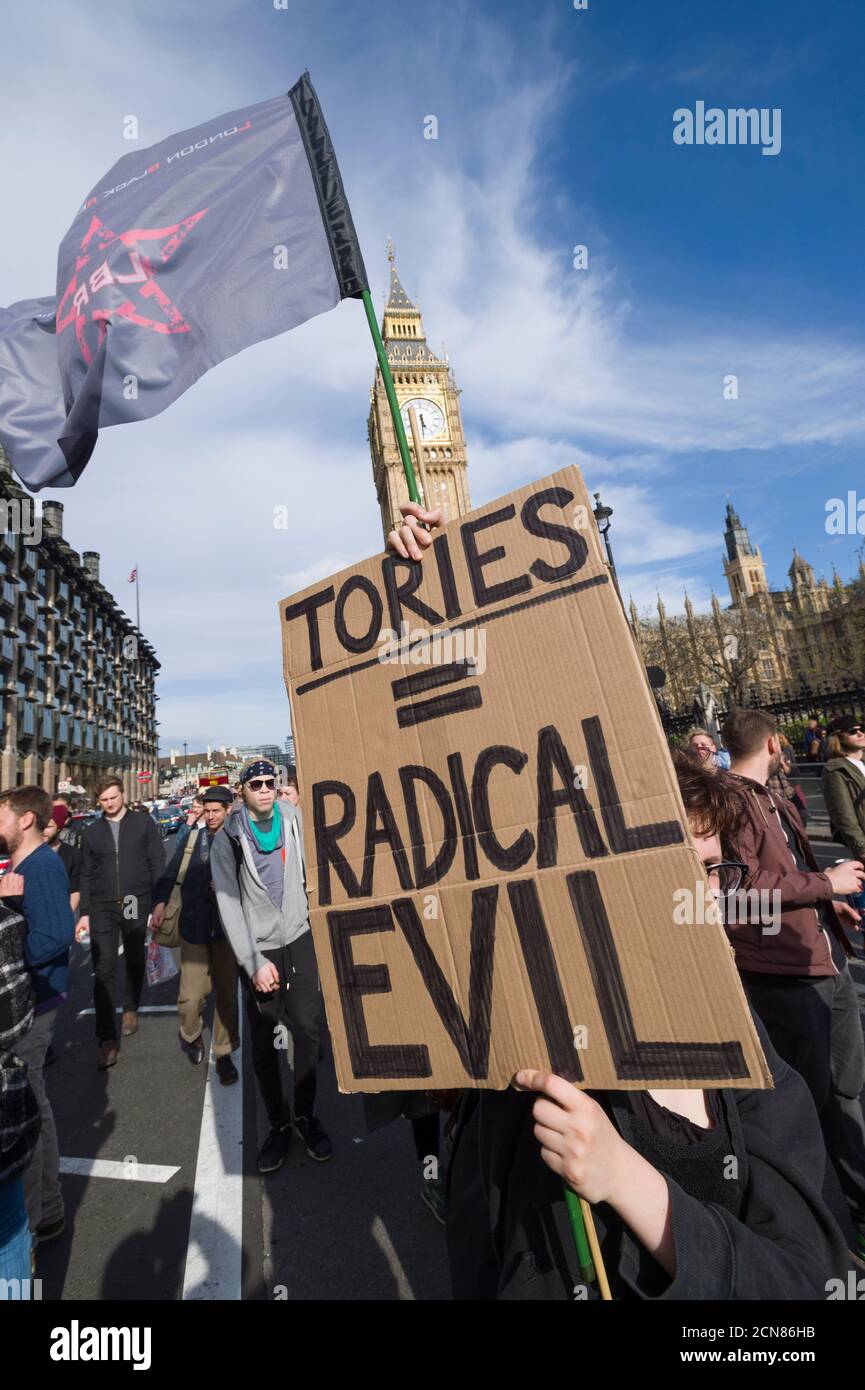 Eine Anti-Austeritäts-Demonstranten, die gegen die neue konservative Regierung und ihre Austeritätspolitik protestieren, Parliament Square, Westminster, London, Großbritannien. Mai 2015 Stockfoto