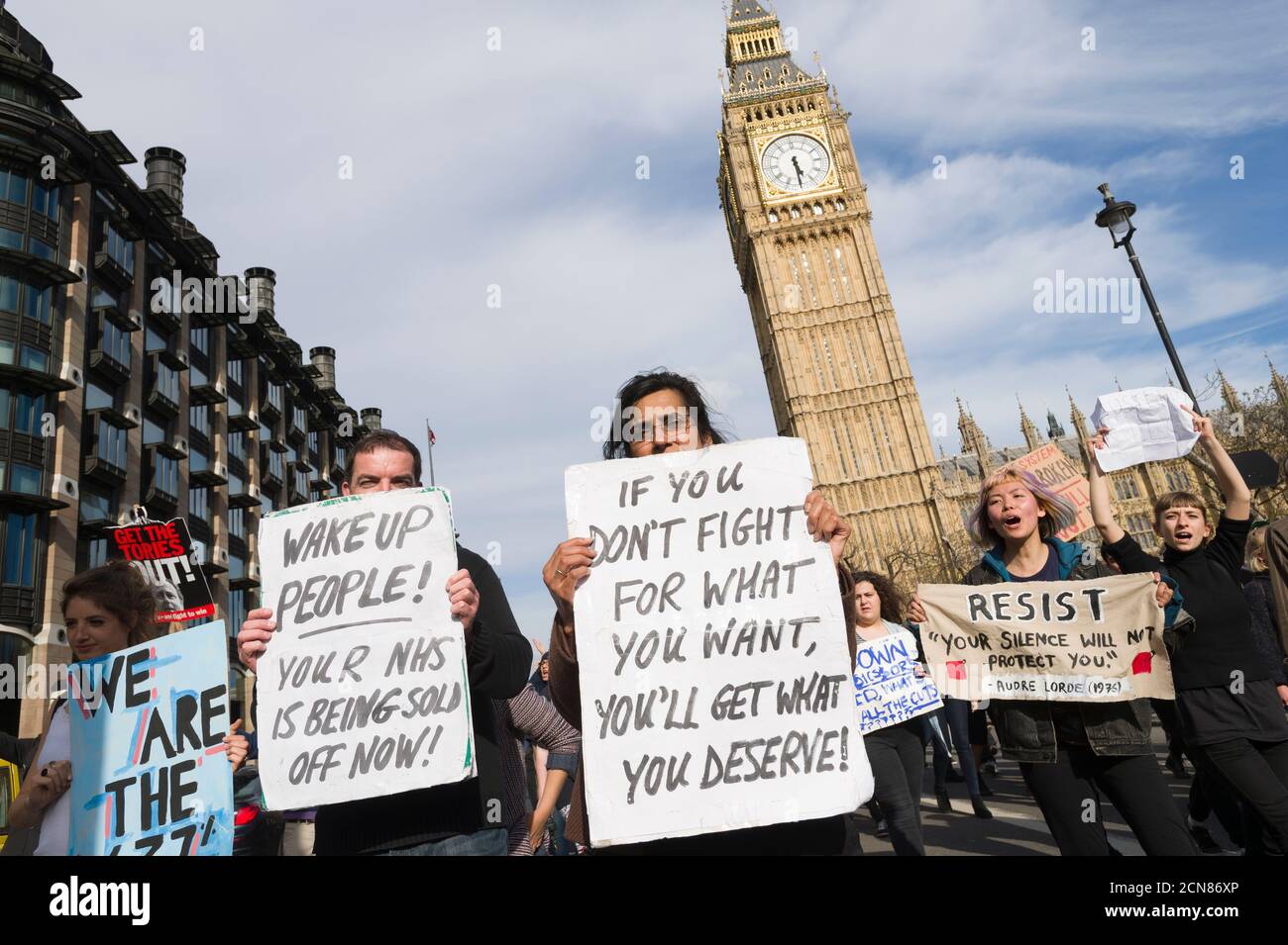 Eine Anti-Austeritäts-Demonstranten, die gegen die neue konservative Regierung und ihre Austeritätspolitik protestieren, Parliament Square, Westminster, London, Großbritannien. Mai 2015 Stockfoto