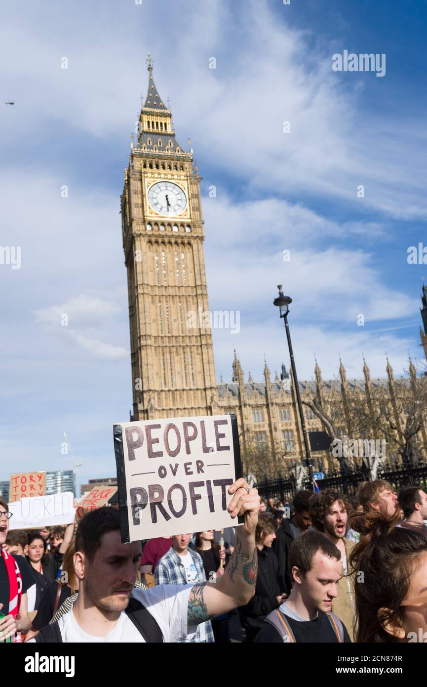 Eine Anti-Austeritäts-Demonstranten, die gegen die neue konservative Regierung und ihre Austeritätspolitik protestieren, Parliament Square, Westminster, London, Großbritannien. Mai 2015 Stockfoto