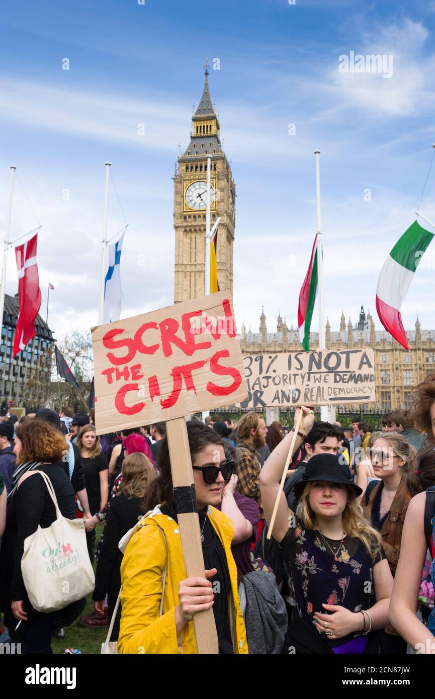Eine Anti-Austeritäts-Demonstranten, die gegen die neue konservative Regierung und ihre Austeritätspolitik protestieren, Parliament Square, Westminster, London, Großbritannien. Mai 2015 Stockfoto