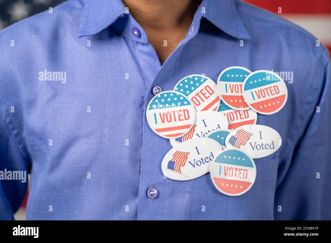 Nahaufnahme von mehreren Sticker auf blauem Hemd - Konzept des Wahlbetrugs der US-Wähler durch die Platzierung von mehreren Sticker zur Abstimmung Stockfoto