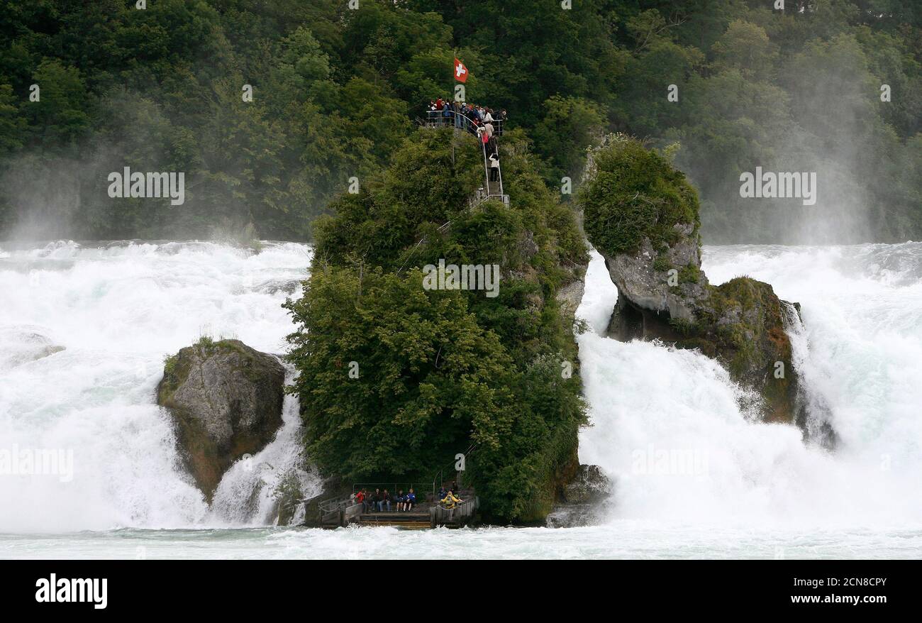 Schaffhausen, Schweiz, mit Schweizer Flagge in den Fels-Pools am Rhein  Rheinfall fällt Stockfotografie - Alamy