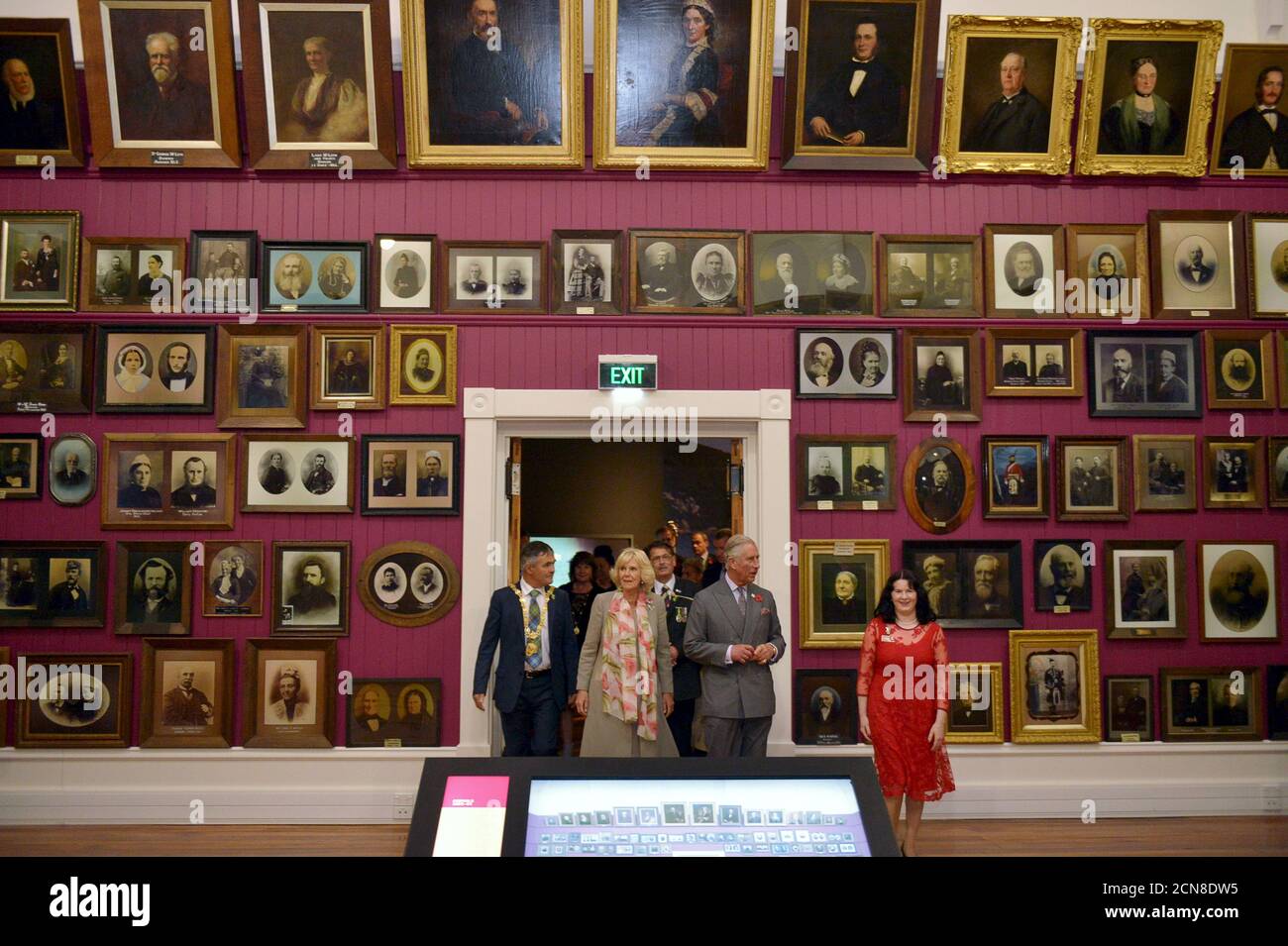 Großbritanniens Prinz Charles und Camilla, Herzogin von Cornwall betreten die Smith Gallery, um Porträts von Nachkommen der frühen Dunedin-Siedler im Toitu Otago Settlers Museum in Dunedin, Neuseeland, 5. November 2015 zu sehen. REUTERS/Gerard O'Brien/POOL Stockfoto