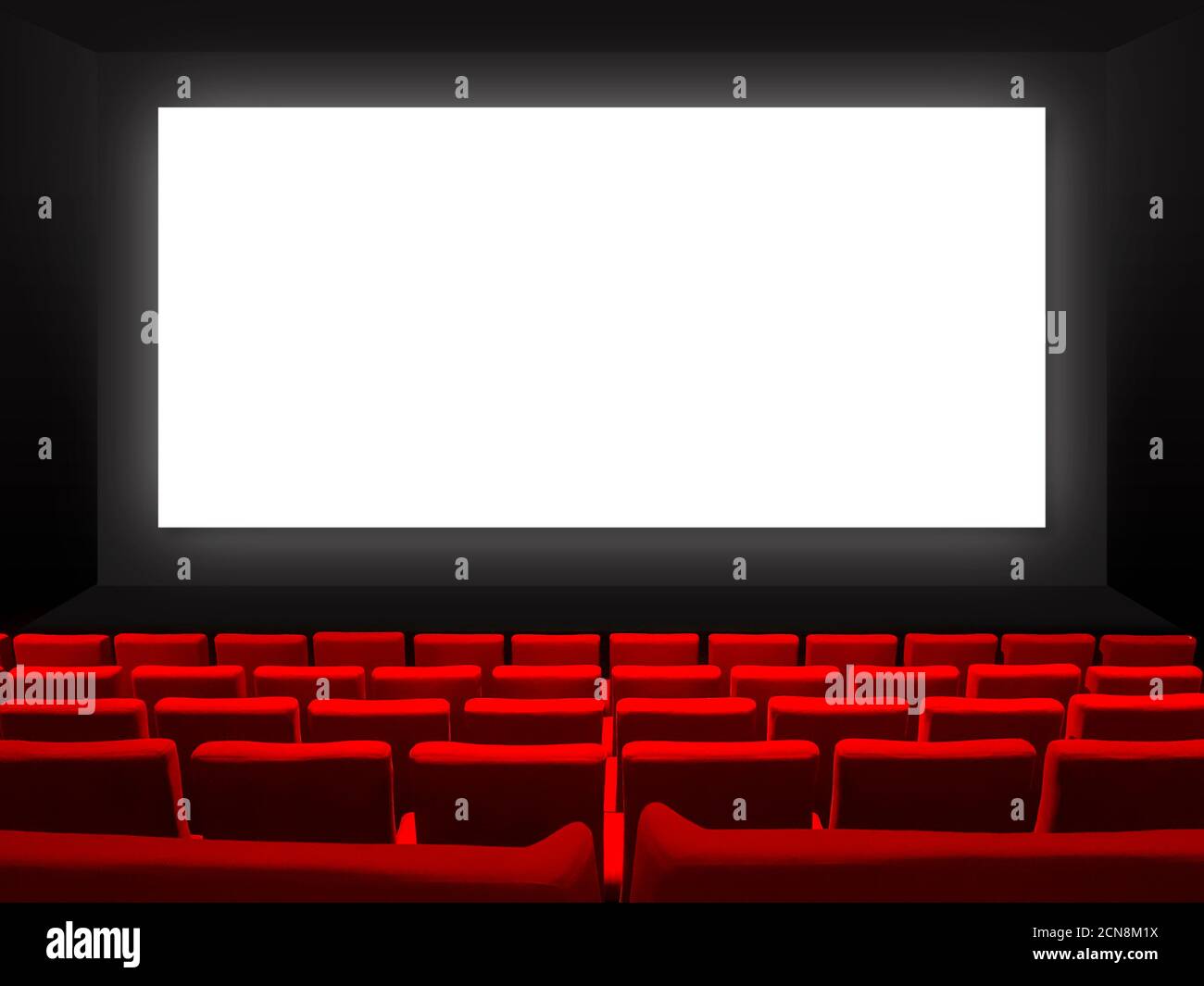 Kino-Kino mit roten Sitzen und einem weißen Rohling Angezeigt Stockfoto