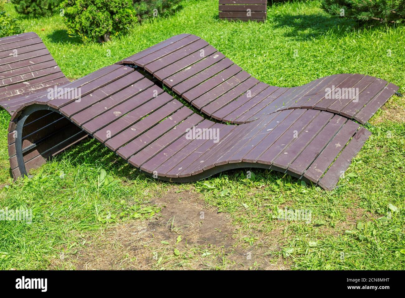 Hausgemachte Holzmöbel für den Garten und Hinterhof Stockfoto