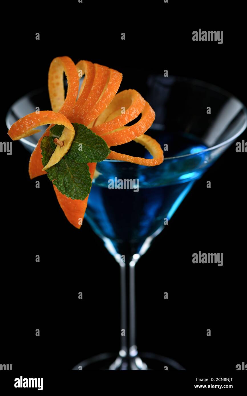 Dekoration für einen Cocktail aus Orange und Minze. Elegante und originelle Präsentation. Martini Blue Curaca Stockfoto