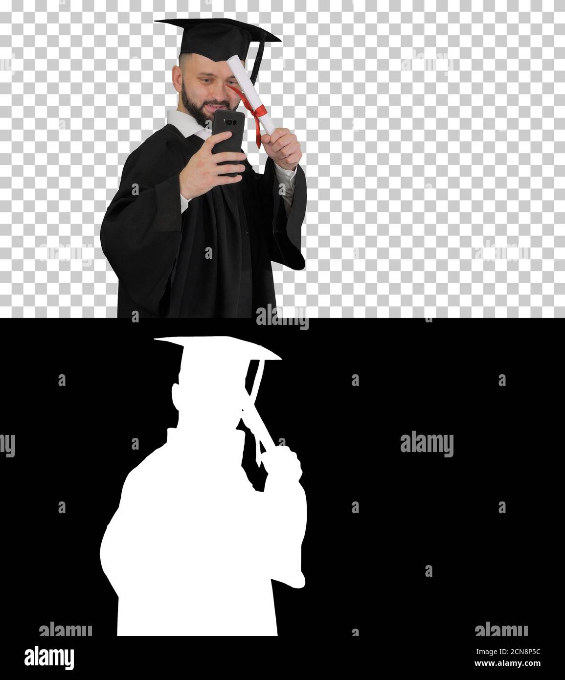 Mann trägt die Graduierungsrobe zu Fuß und Selfie mit d Stockfoto