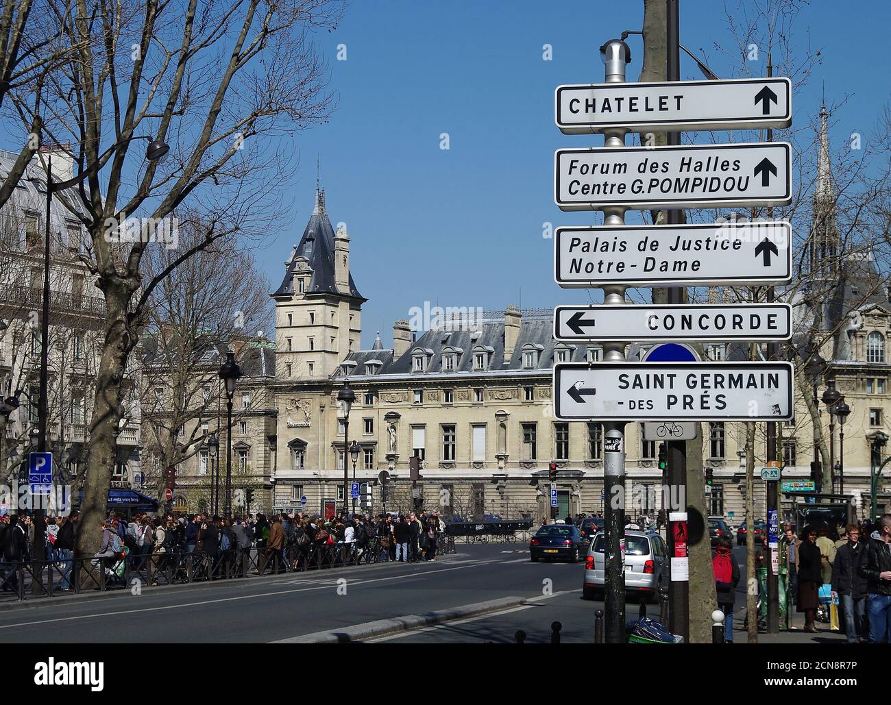 Straßenschilder in Paris. Stockfoto