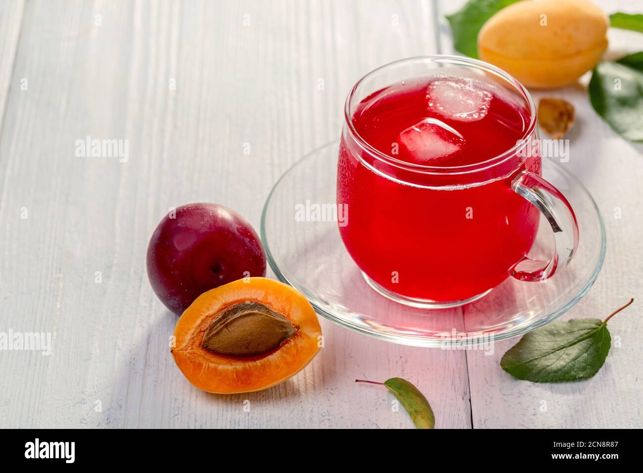 Traditionelles Süßgetränk aus Pflaumen und Aprikosen. Stockfoto