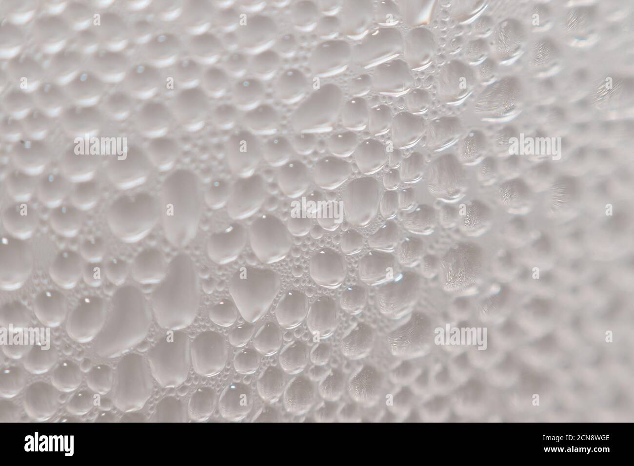 Wassertropfen auf den Flaschen.Wassertropfen Hintergrund. Makroansicht. Stockfoto