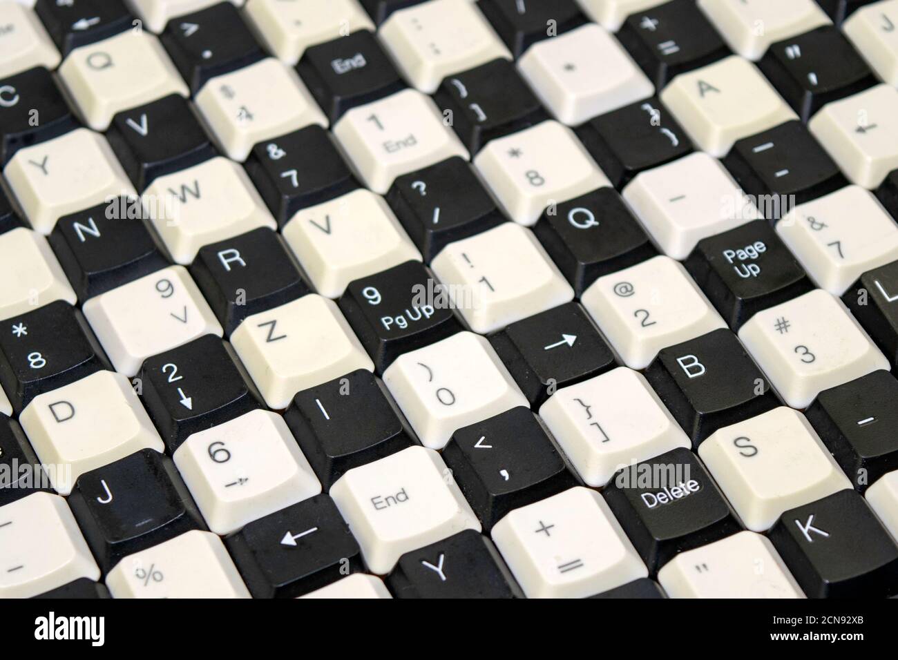 Ein Satz von Tasten von alten Computertastaturen angelegt Auf dem Tisch in einer gestaffelten Weise Stockfoto