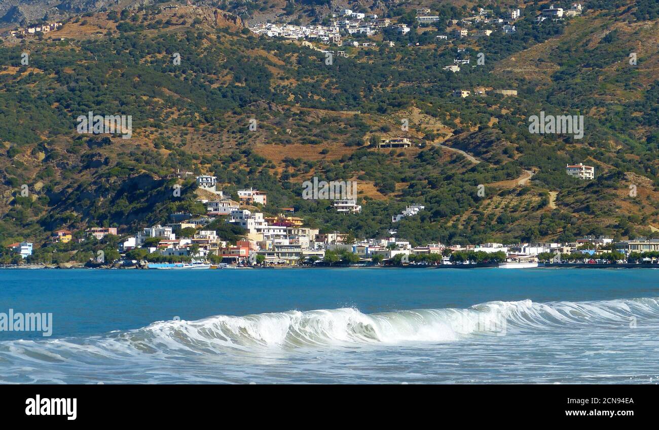 Atemberaubende Aussicht auf die Insel Kreta und das lybische Meer. Landschaftlich reizvolle Küstenstadt Plakias, Griechenland. Erstaunliches blaues Wasser mit Wellen. Wunderbare Meereslandschaft. Stockfoto