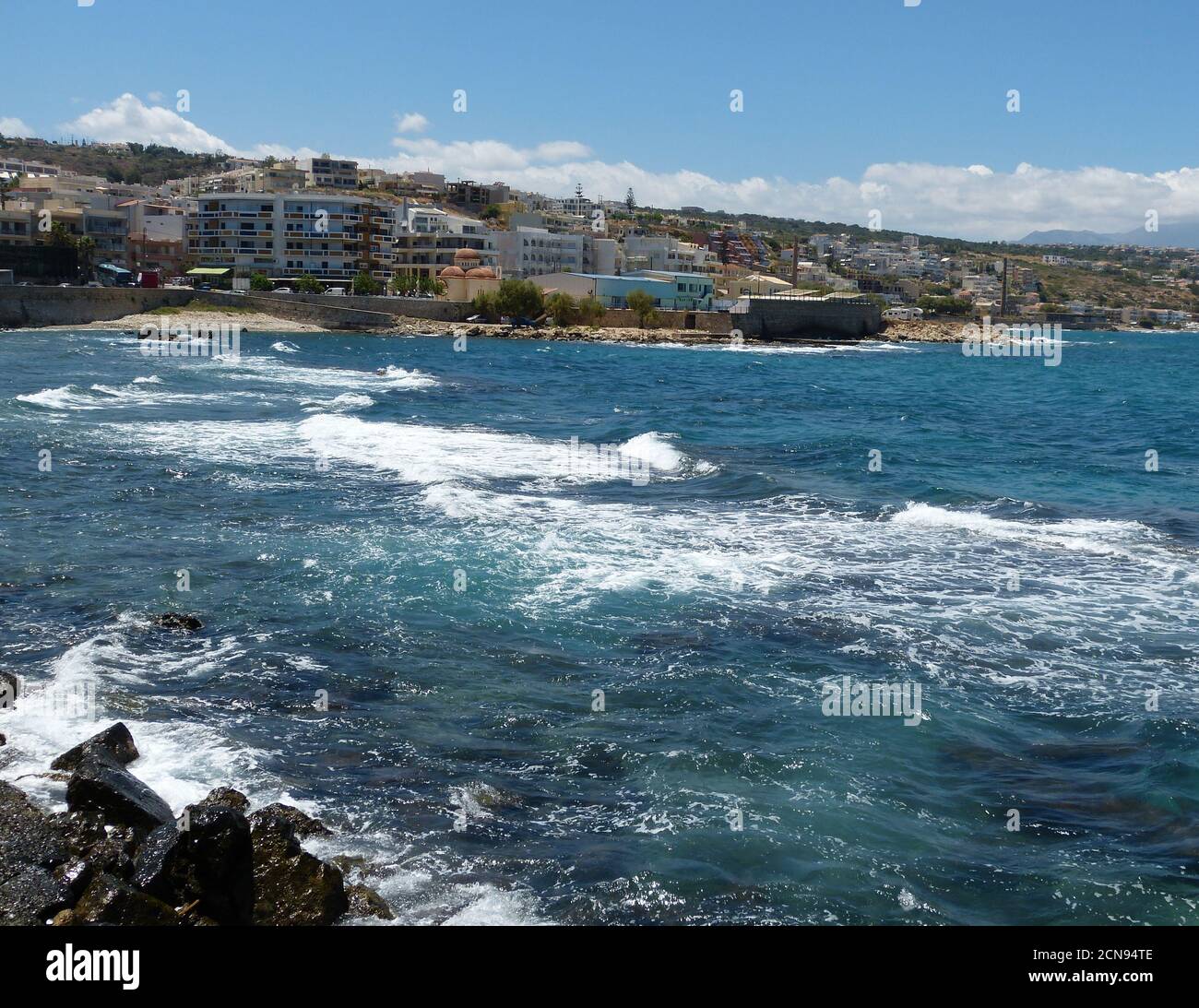 Malerische Küste des stürmischen Mittelmeers in Rethymno Stadt, Kreta Insel, Griechenland in der Sommersaison. Stockfoto
