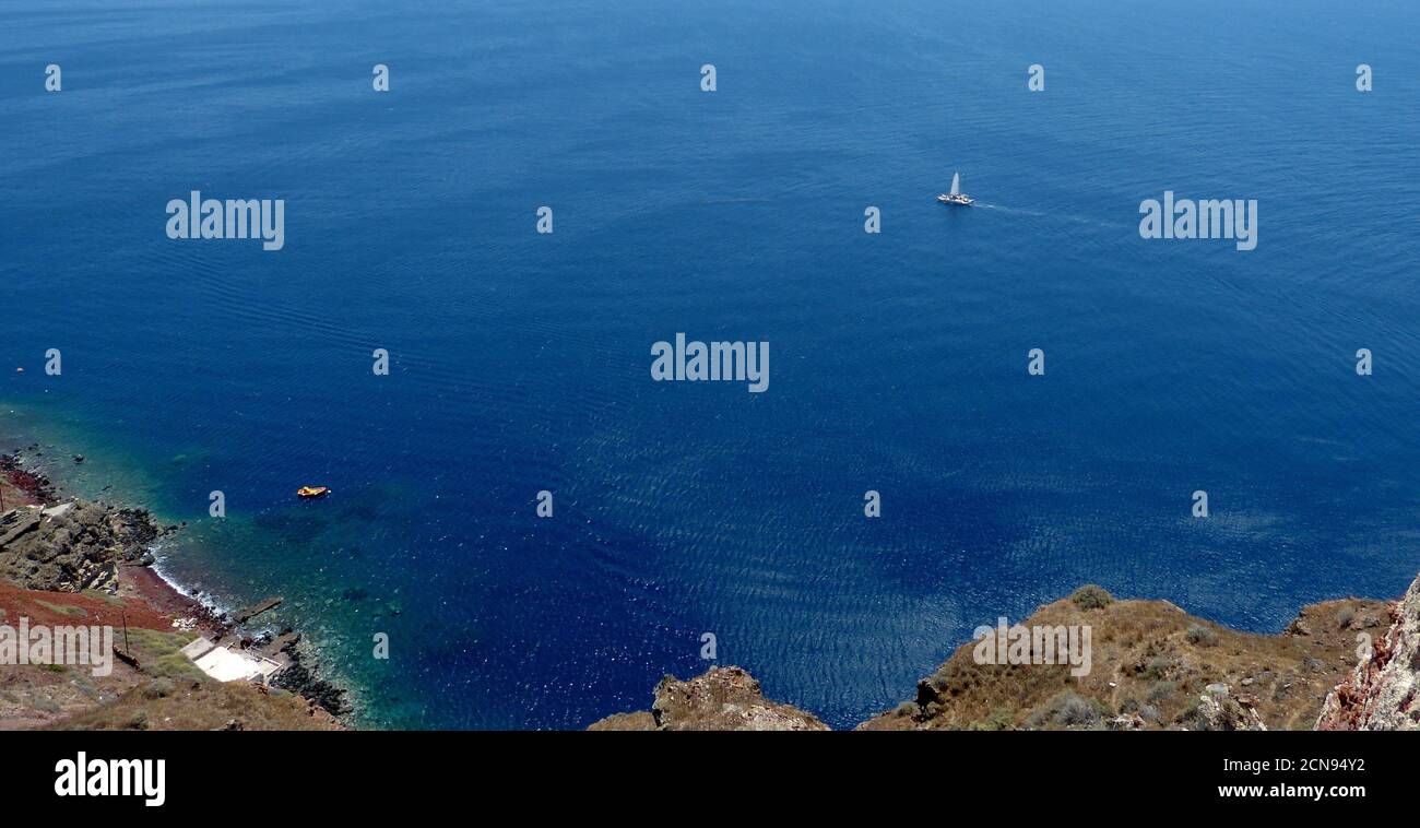 Spektakuläres, ruhiges, blaues Mittelmeer in der Nähe der Insel Santorini, Griechenland. Sommertraum. Erholsamer Urlaub. Tolle Meereslandschaft. Awe türkisfarbenes Aquarell. Stockfoto