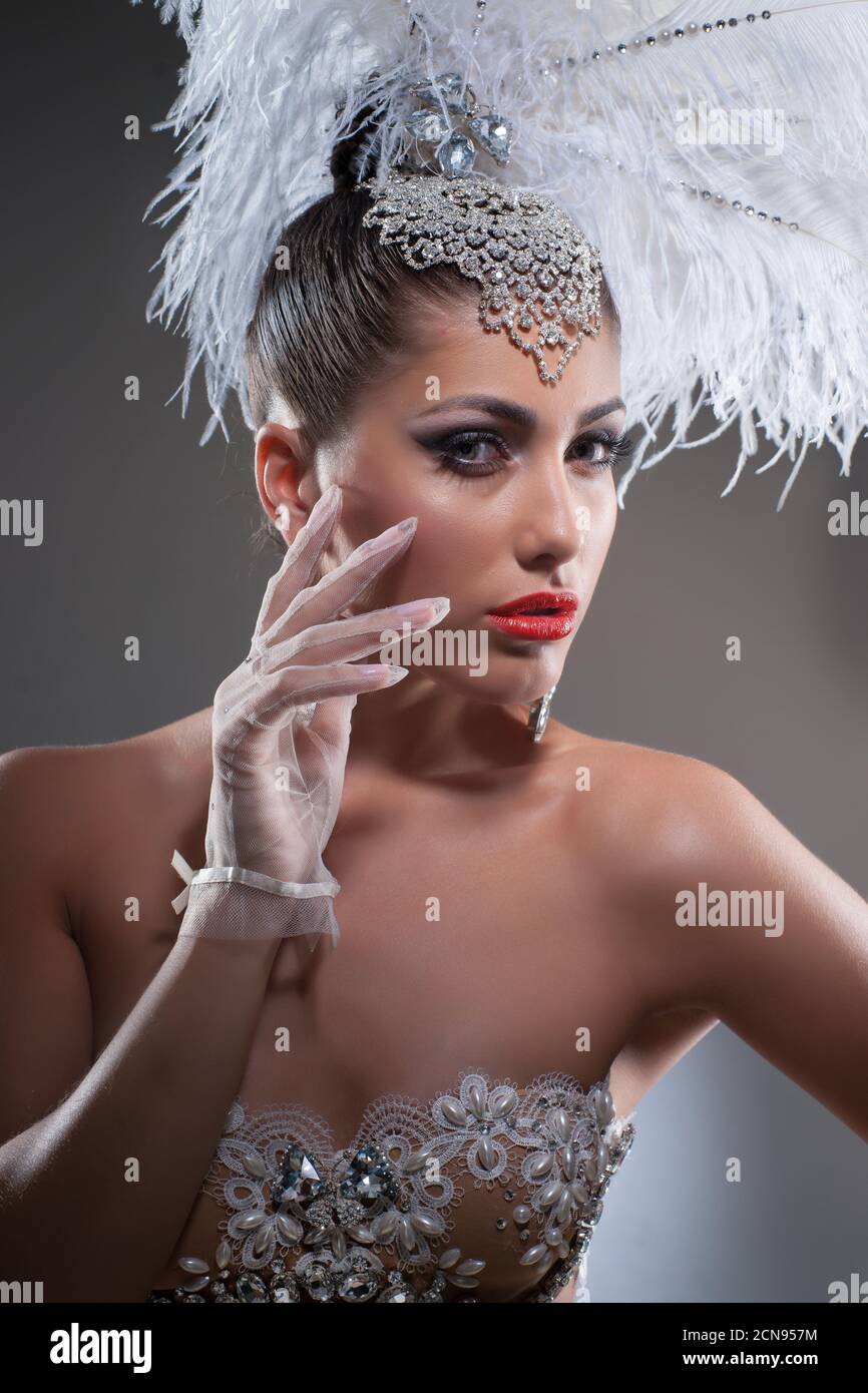 Junge Frau In Feder Stockfoto