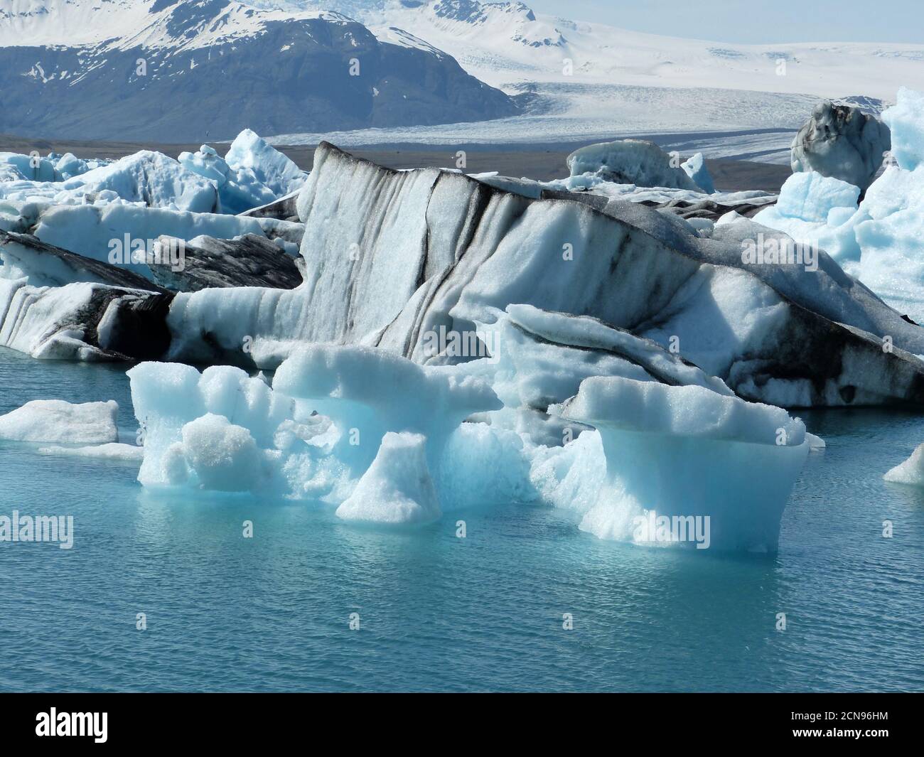 Gletschersee Jokulsarlon Lagune in Island, tolle Eisschollen und Eisbegs, Schnee Winter Märchen. Stockfoto