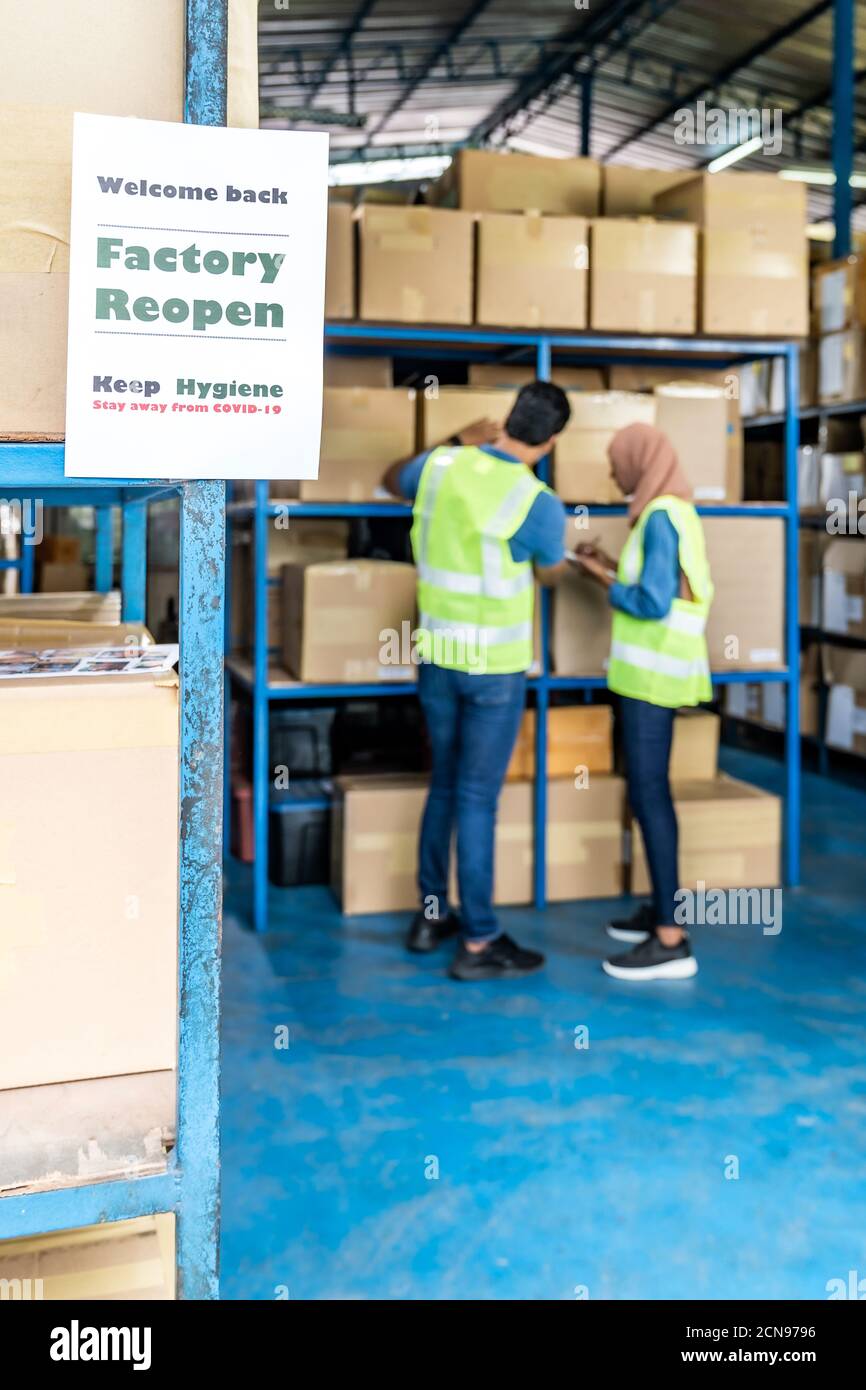 Nach der COVID-19-Pandemie wird die Beschilderung im Werk wieder geöffnet Stockfoto