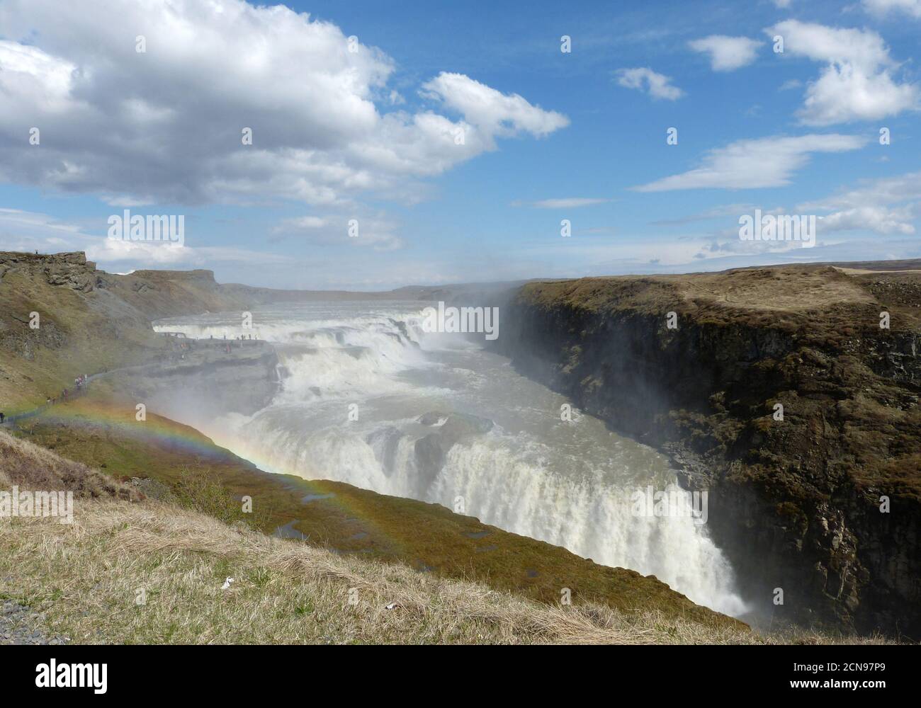 Königlicher Wasserfall Gullfoss mit Regenbogen in Island im Sommer. Stockfoto