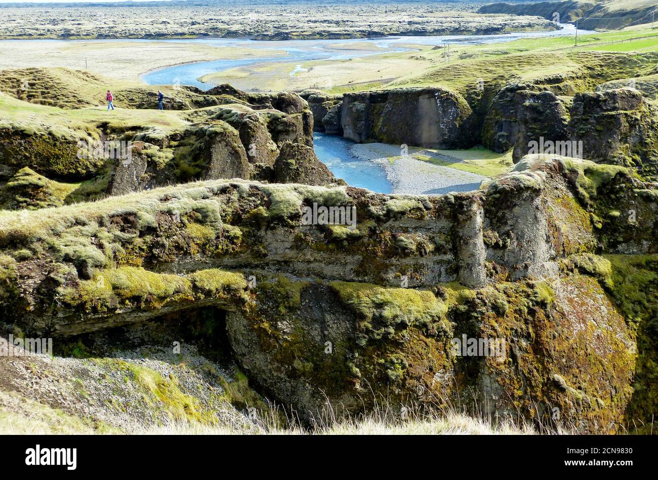 Fjadrargljufur Canyon, Island. Fjadra River. Wunderbare isländische Landschaft. Grüne moosige Klippen. Malerische Schlucht hat steile Wände. Riesiger Canyon. Stockfoto