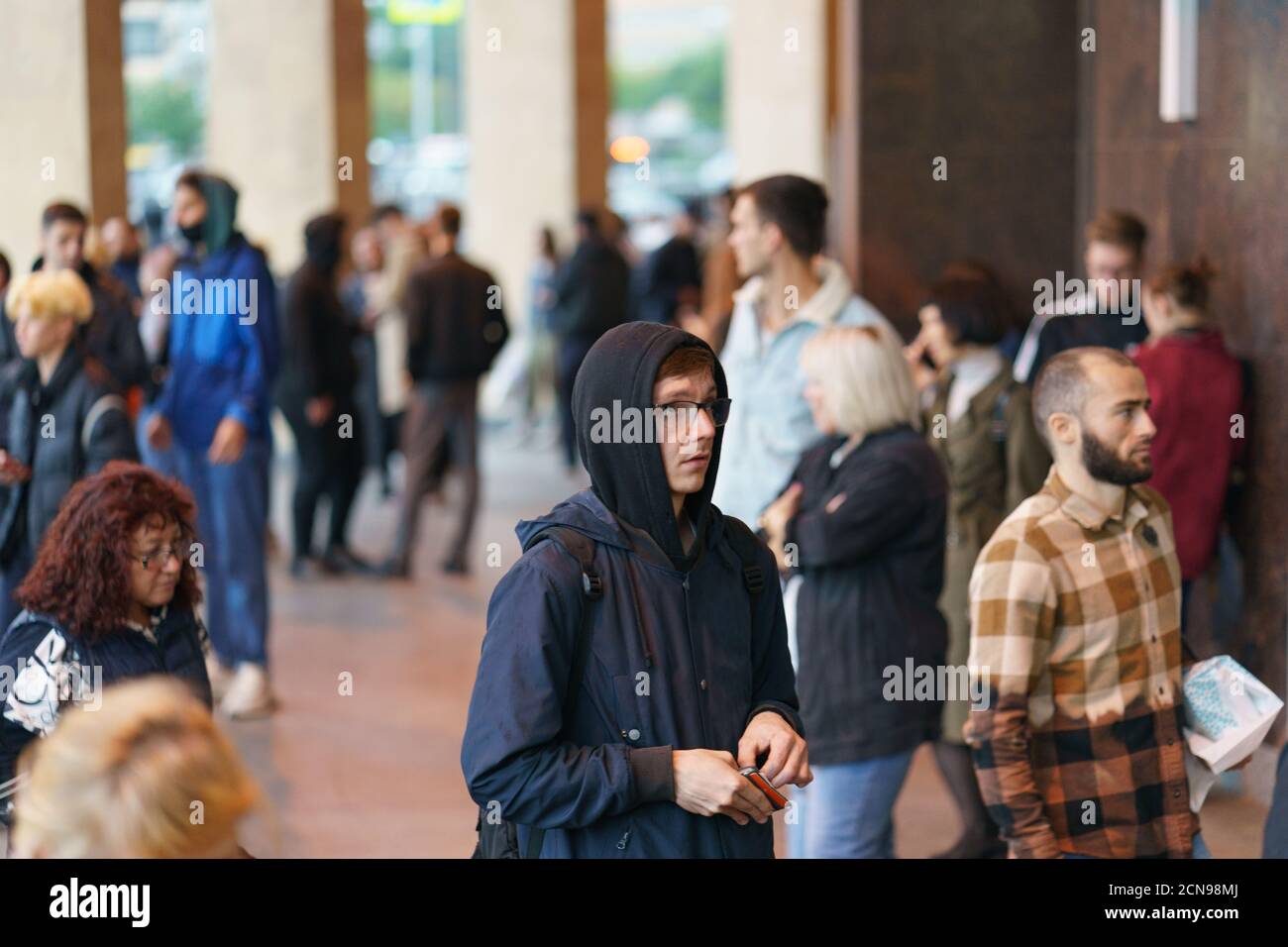 Moskau, Russland - 13. September 2020: Die Menschen gehen in die U-Bahn-Station VDNKh in regnerischen Herbsttag. Coronavirus-Pandemie. Menschen anziehen / tragen / verwenden Stockfoto