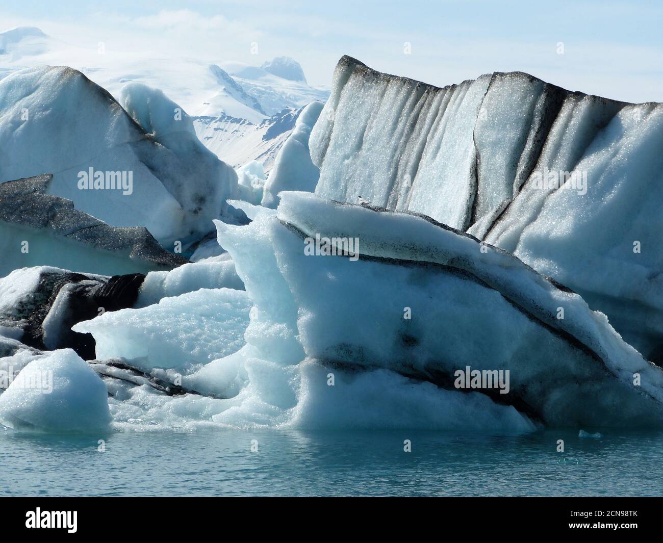 Gletscherlagune Jokulsarlon in Island. Riesige Eisschollen und Eisberge. Blau-weißer Schnee. Gigantischer Eisblock. Gletschersee. Stockfoto