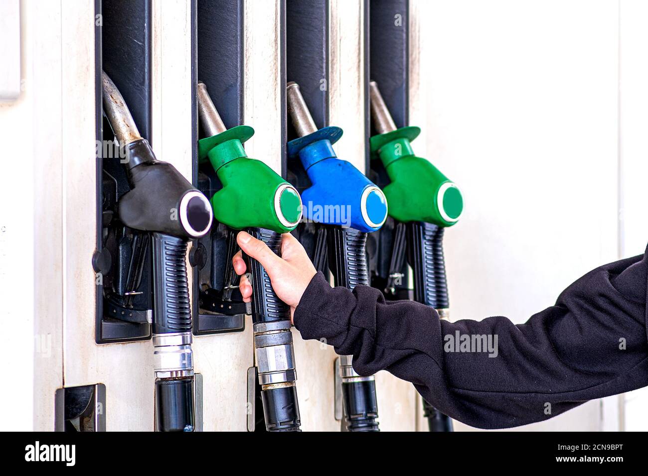 Tankstellenpistole im Tank des Autos. Ich muss den Gastank auffüllen Stockfoto