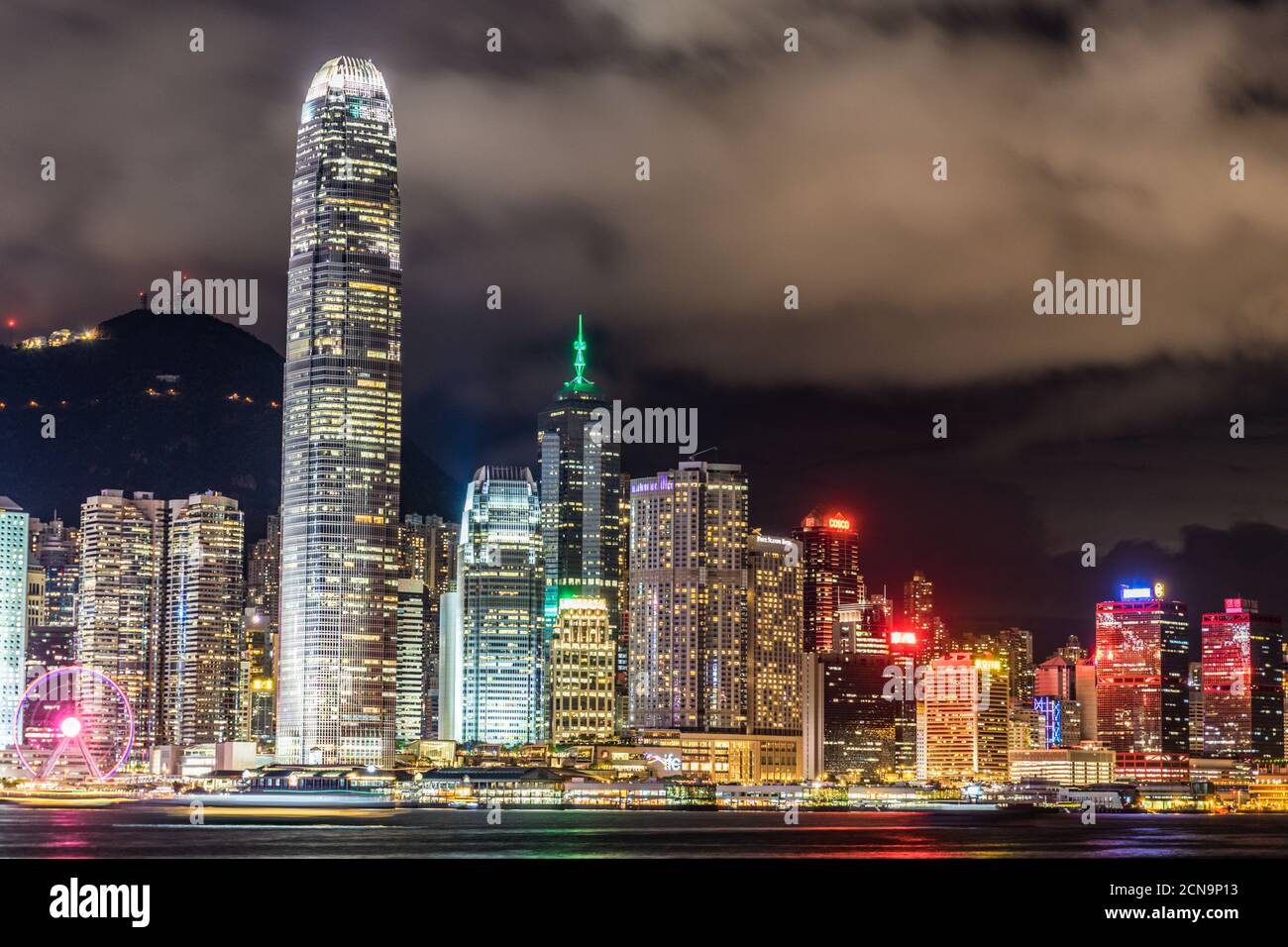 Hong Kong Nachtansicht vom Victoria Hafen aus gesehen Stockfoto