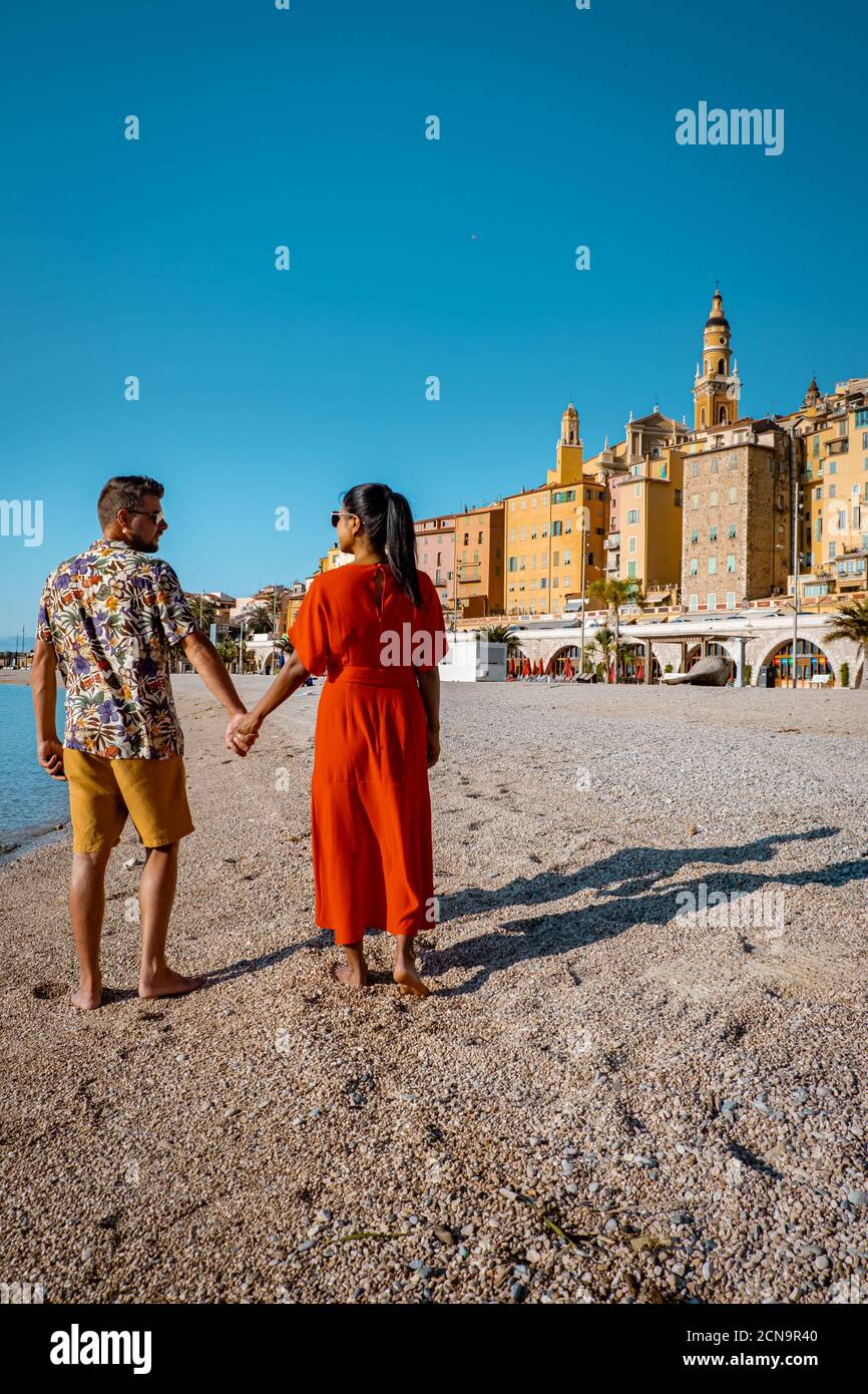Menton Frankreich,Paar Männer und Frauen im Urlaub an der Cote d Azur Frankreich, Blick auf den alten Teil von Menton, Provence-Alpes-Cote d'Azur Stockfoto