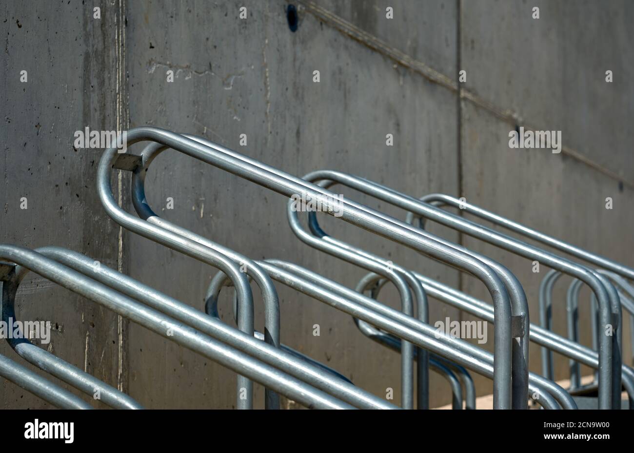 Detail eines metallischen Parkplatzes für Fahrräder in einer Straße Stockfoto
