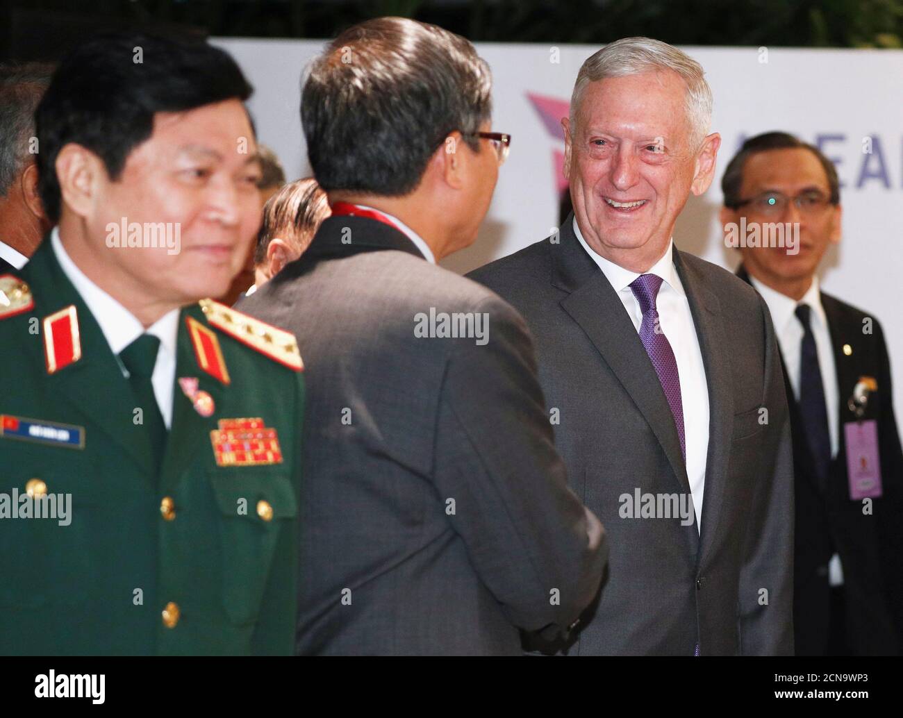 Der US-Verteidigungsminister James Mattis begrüßt die ASEAN-Verteidigungsminister bei einem Mittagessen beim ASEAN-Verteidigungsministertreffen am 19. Oktober 2018 in Singapur. REUTERS/Edgar Su Stockfoto