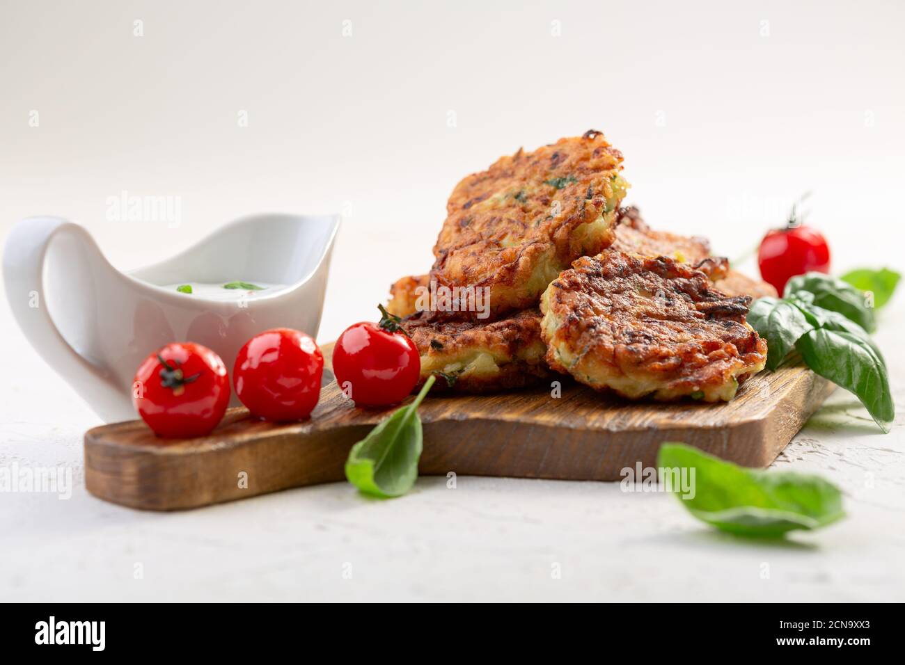 Zucchini-Krapfen mit Joghurtsauce. Vegetarische Küche. Stockfoto