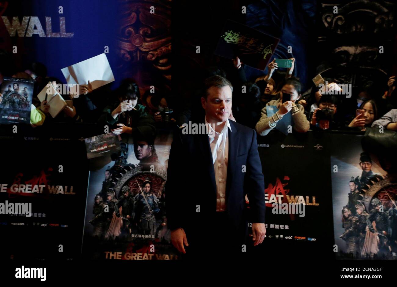 Schauspieler Matt Damon nimmt an einer Veranstaltung mit rotem Teppich Teil, die den neuesten Film des chinesischen Regisseurs Zhang Yimou "Great Wall" in Peking, China, am 6. Dezember 2016 fördert. REUTERS/Jason Lee Stockfoto