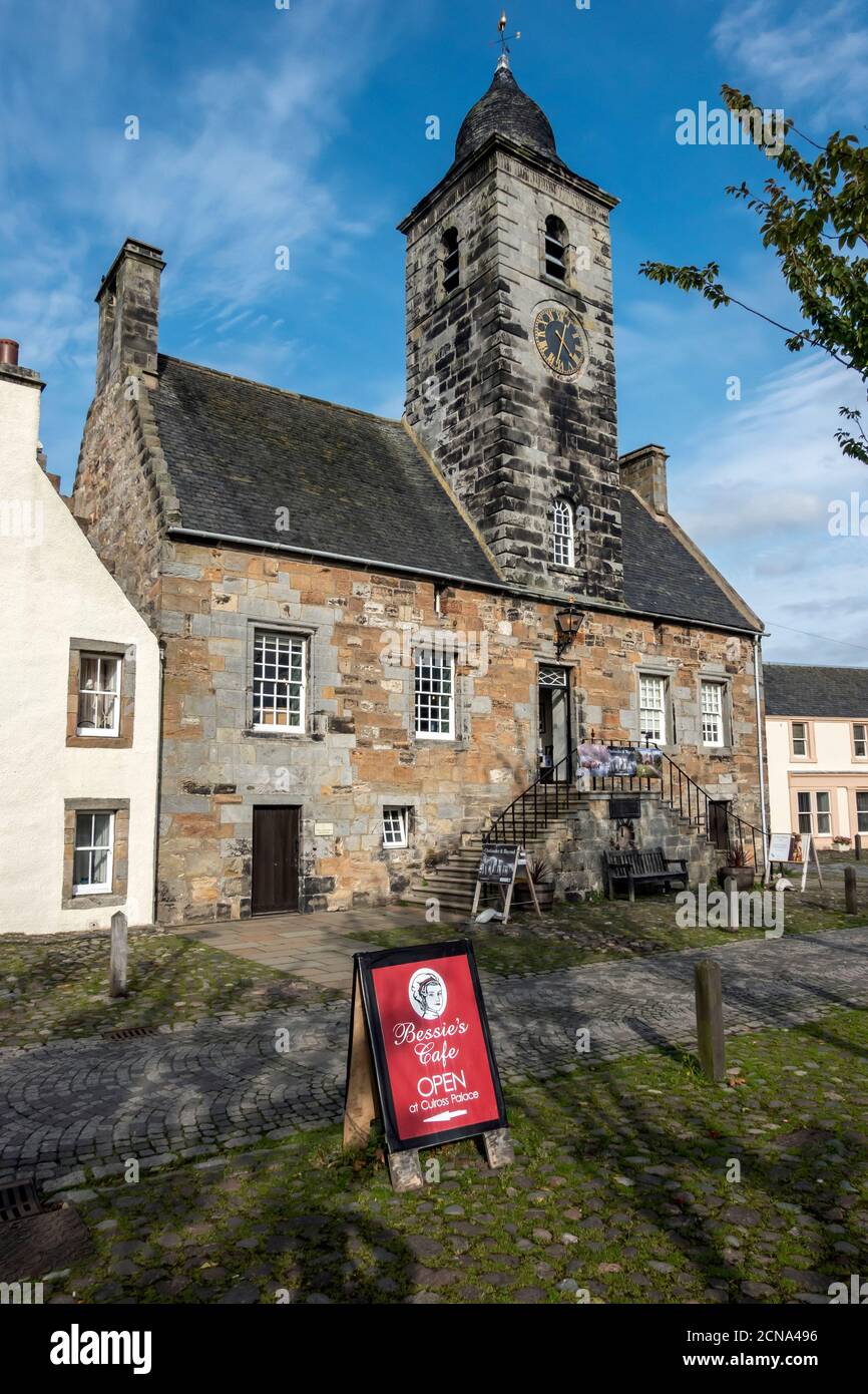 Der Stadtplatz mit Stadthaus in NTS Stadt die Royal Burgh of Culross Fife Schottland Großbritannien Stockfoto